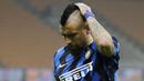 Gelandang Inter Milan, Arturo Vidal, tampak kecewa saat meninggalkan lapangan pada laga Coppa Italia di Stadion Giuseppe Meazza, Selasa (2/2/2021). Juventus menang dengan skor 2-1. (AP/Luca Bruno)