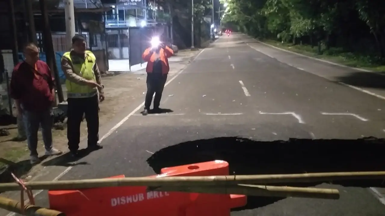 Jalan amblas terjadi di Jalan Raya Lenteng Agung, tepat di depan restoran Sate PSK Jagakarsa, Jakarta Selatan.