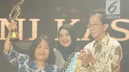 Penyandang tunanetra Tini Kasmawati saat meraih penghargaan ajang Liputan6 Awards di Jakarta, Sabtu (25/5/2019). Liputan6 Awards 2019 bertajuk “Untukmu Indonesia merupakan program bakti kepada Indonesia sebagai bentuk kontribusi untuk bangsa terkait perdamaian. (Liputan6.com/Immanuel Antonius)
