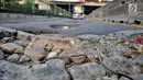 Tampak jalan Galunggung yang rusak dan berlubang di Setia Budi, Jakarta, Selasa (30/7/2019). Minimnya pengawasan serta perawatan jalan oleh pihak terkait dapat mengakibatkan kecelakaan dan rusaknya bus Transjakarta. (merdeka.com/Iqbal S Nugroho)