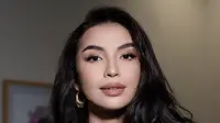 Mocha Mousse Jadi Warna Pantone 2025, Tren Riasan Cokelat Hangat Kian Digandrungi