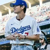 Tampilan V BTS Lempar First Pitch LA Dodgers Kenakan Jersey Nomor 7. [@dodgers]
