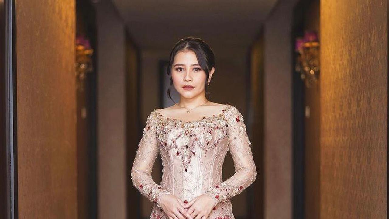 9 Gaya Menawan Prilly Latuconsina Pakai Kebaya di Momen Wisuda, Jadi Lulusan Terbaik