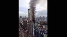 Api disertai asap pekat masih membubung di atas Gedung Wisma Kosgoro di Jalan MH Thamrin, Jakarta Pusat hingga pagi ini, Selasa (10/3/2015). (twitter.com/Peddy_Robot)