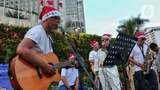 Suasana Pertunjukan Musik Menyambut Natal 2022 di Bundaran HI Jakarta