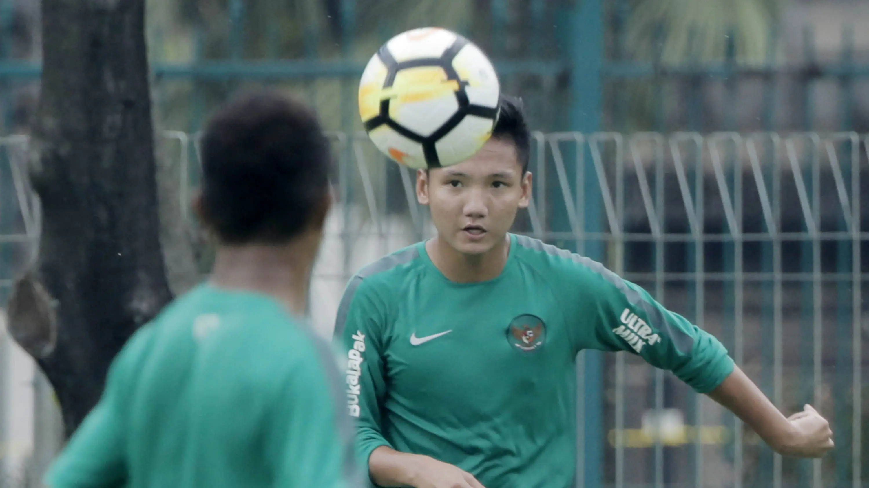 Gelandang Timnas Indonesia, Syahrian Abimanyu, saat latihan di Lapangan ABC Senayan, Jakarta, Kamis (22/2/2018). Latihan ini dilakukan untuk persiapan Piala AFF U-18 2018 dan Piala Asia U-19 2018. (Bola.com/M Iqbal Ichsan)