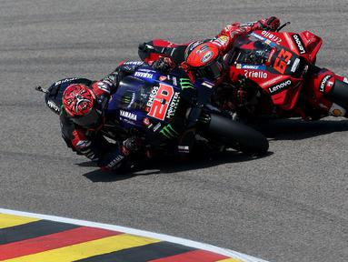 Puasa gelar selama 13 tahun yang dialami Yamaha di ajang MotoGP terobati sudah. Adalah Fabio Quartararo yang memutus paceklik gelar tersebut dengan kemenangannya pada seri MotoGP Jerman 2022 di Sirkuit Sachsenring, Jerman, Minggu (19/6/2022) malam WIB dalam cuaca panas mencapai 35 derajat celcius. (AFP/Ronny Hartmann)