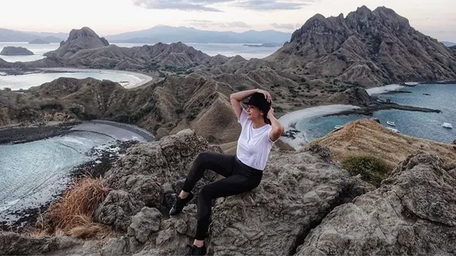 7 Inspirasi Gaya Busana Maia Estianty, Tetap Modis Bak ABG
