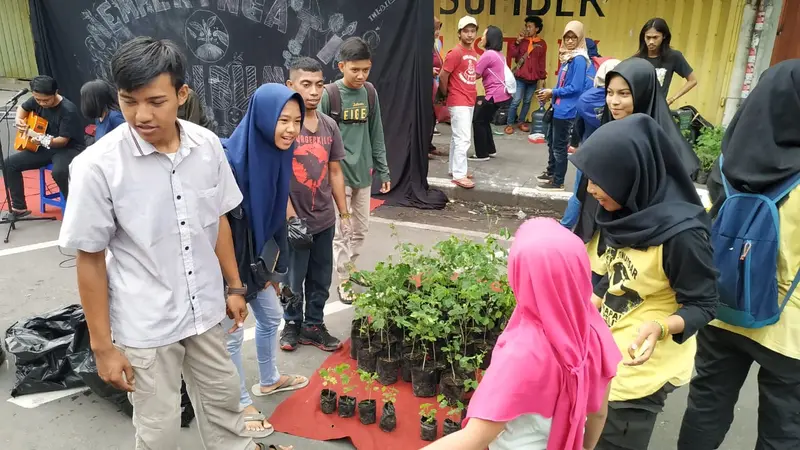 Mapala se-Kota Kediri tukarkan sampah dengan bibit pohon (Dian Kurniawan/Liputan6.com)