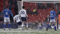 Pemain Tottenham, Kyle Walker-Peters, #37 mencetak gol ke gawang Rochdale pada babak kelima Piala FA  di Wembley stadium, London, (28/2/2018). Tottenham menang 6-1. (AP/Matt Dunham)