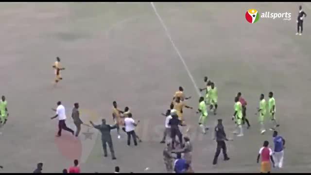 Para pesepakbola dari dua klub divisi dua asal Sekondi di Ghana yaitu Nzema Kotoko dan Mine Stars terlibat dalam tawuran saat laga play-off tengah berlangsung seperti diunduh dari akun youtube Allsports Ghana.