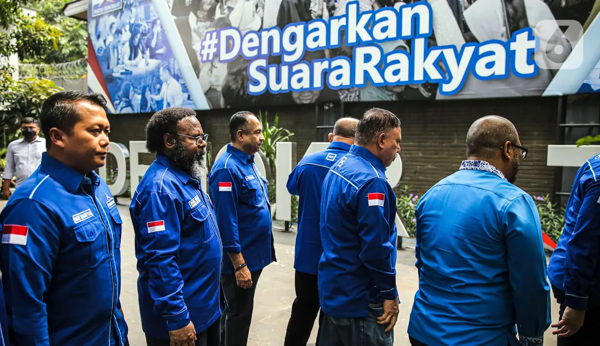 Sejumlah kader saat Ketua Umum Partai Demokrat Agus Harimurti Yudhoyono (AHY) menyampaikan tanggapan terkait kasus hukum yang menjerat Gubernur Papua Lukas Enembe di DPP Partai Demokrat, Jakarta, Kamis (29/9/2022). Partai Demokrat berharap hukum tetap ditegakkan tanpa intervensi politik. (Liputan6.com/Faizal Fanani)