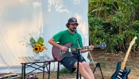 Viral Rex Orange County Konser Mini di Halaman Rumah Fans Indonesia