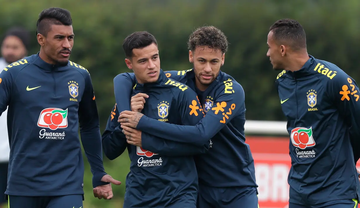 Pemain timnas Brasil Neymar berinteraksi dengan rekan setimnya saat sesi latihan di London, Inggris (29/5). Neymar dan rekan-rekannya akan bertanding melawan Kroasia di stadion Anfield, Liverpool. (AP / Kirsty Wigglesworth)