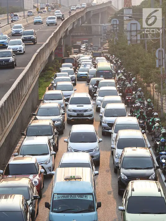Kendaraan terjebak kemacetan di Jalan Casablanca, Jakarta, Sabtu (6/10). Adanya JLNT Kampung Melayu-Tanah Abang di kawasan tersebut tidak berdampak signifikan untuk mengurai kemacetan akibat tingginya volume kendaraan. (Liputan5.com/Immanuel Antonius)