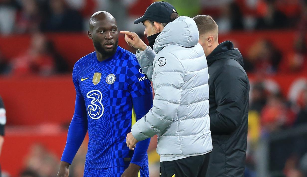 Romelu Lukaku. Striker Belgia berusia 29 tahun ini pernah dua kali memperkuat Chelsea sepanjang kariernya. Di periode pertamanya ia bertahan 2 musim mulai tengah musim 2011/2012 hingga 2013/2014 usai didatangkan dari Anderlecht dan hanya tampil 15 laga. Ia lantas dipinjamkan selama 1 musim pada 2013/2014 ke Everton dan akirnya dipermanenkan di musim berikutnya. Sementara periode keduanya berlangsung selama 1 musim pada 2021/2022 usai didatangkan dari Inter Milan. Ia total tampil dalam 44 laga di semua ajang pada periode keduanya dengan mencetak 15 gol dan 2 assist. Romelu Lukaku dipastikan meninggalkan Chelsea di akhir musim 2021/2022 dan akan kembali bergabung dengan Inter Milan dengan status pinjaman di musim 2022/2023. (AFP/Lindsey Parnaby)