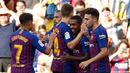Penyerang Barcelona, Malcom berselebrasi bersama rekan-rekannya usai mencetak gol ke gawang Boca Juniors pada pertandingan Piala Joan Gamper di stadion Camp Nou, Spanyol (15/8). Barcelona menang telak 3-0 atas Boca Juniors. (AP Photo/Manu Fernandez)