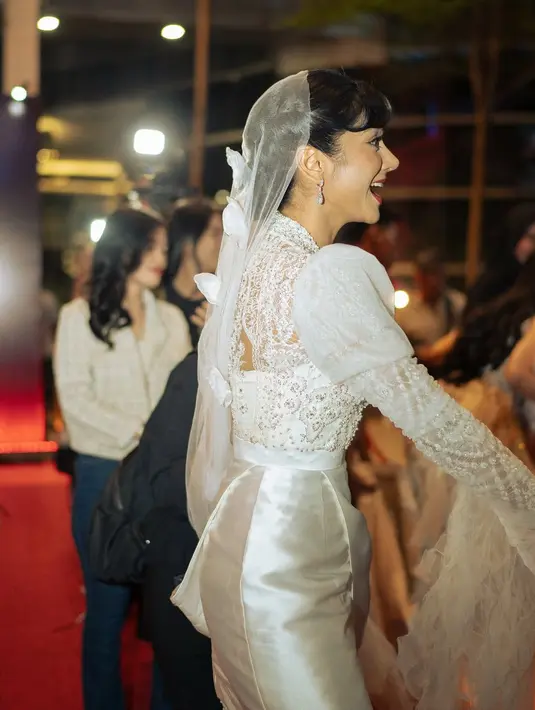 Kebaya ini mengambil inspirasi dari model kutubaru klasik, tetapi dimodifikasi menjadi lebih kontemporer. Bagian atas kebaya memiliki potongan leher yang tinggi dengan aksen bordir yang detail, menciptakan tampilan yang elegan dan mewah. [@fannyghassani].