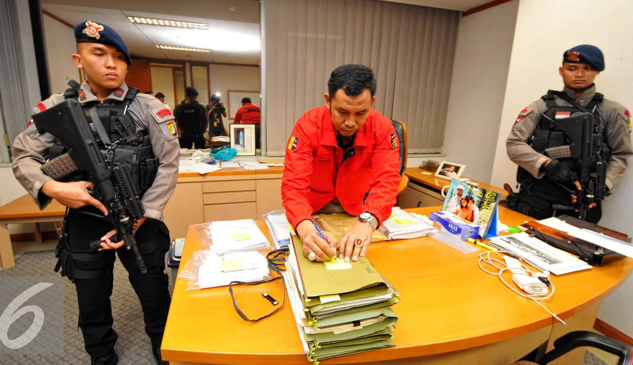 Dirtipikor Bareskrim Polri menggeledah kantor PT.Polytama propindo di Jakarta, Kamis (18/6/2015). Penyidik menggeledah kantor pendiri TPPI Honggo Wendratmo terkait korupsi penjualan kondensat dari SKK Migas kepada PT TPPI. (Liputan6.com/Yoppy Renato)