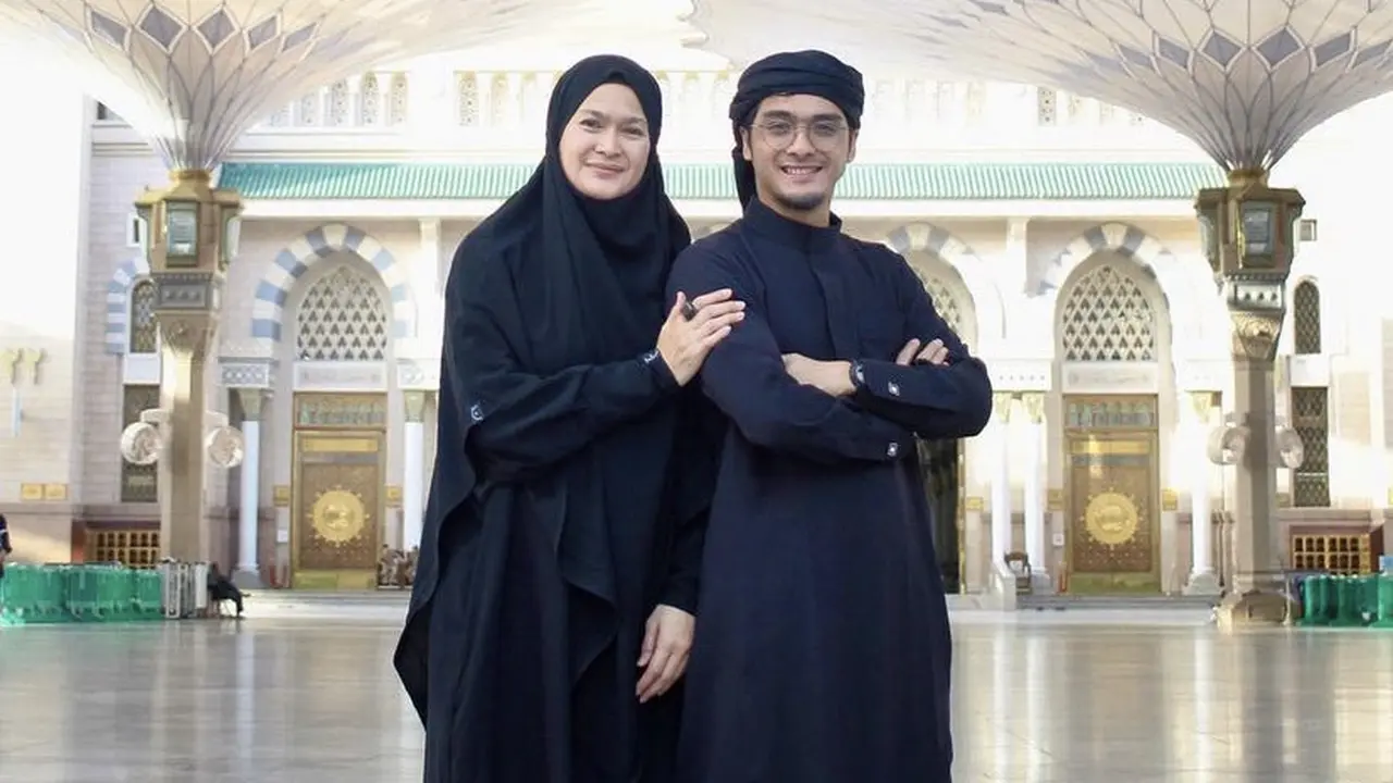 Donna Harun Kenakan Gamis Saat Umrah untuk Pertama Kalinya