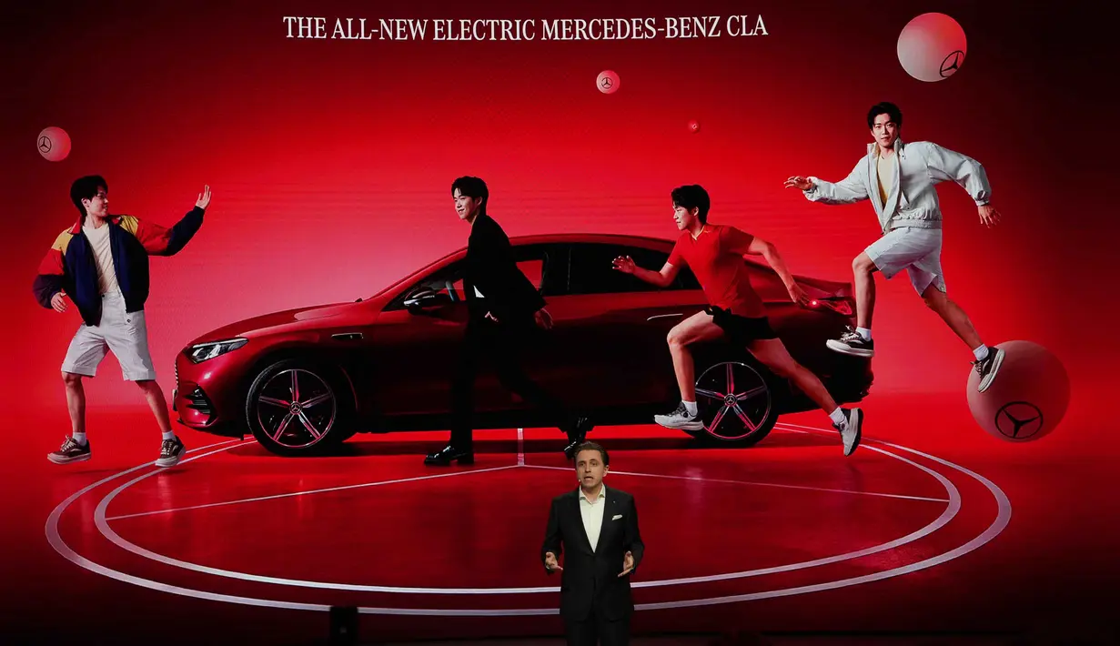 Kehadiran mereka mempertegas keterkaitan antara tren pasar otomotif China dengan perkembangan kendaraan elektrifikasi di tanah air. Tampak dalam foto, Presiden dan CEO Beijing Mercedes-Benz Sales Service Co. Ltd, Daniel Lescow, berbicara saat gelaran Beijing Auto Show 2026 atau Auto China 2026, Jumat 24 April 2026. (AP Photo/Ng Han Guan)