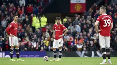 Pemain Manchester United Cristiano Ronaldo (kiri) dan Bruno Fernandes (tengah) bereaksi setelah pemain Liverpool Mohamed Salah mencetak gol ke gawang mereka pada pertandingan Liga Inggris di Old Trafford, Manchester, Inggris, Minggu (24/10/2021). Liverpool menang 5-0. (AP Photo/Rui Vieira)