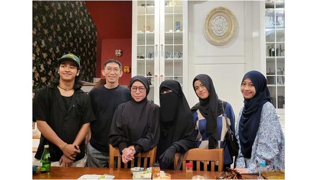 6 Momen Melly Goeslaw Ajak Bukber Keluarga Umi Pipik, Abidzar Curi Perhatian