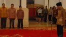 Upacara penganugerahan gelar pahlawan nasional diawali dengan menyanyikan lagu Indonesia Raya dilanjutkan dengan mengheningkan cipta, Jakarta, Jumat (7/11/2014). (Liputan6.com/Herman Zakharia)