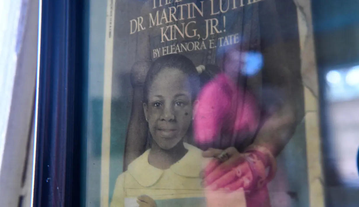Refleksi Roosevelt Cruel terlihat pada bingkai foto di dalam sekolah tua yang menjadi museum Kebudayaan Afrika Amerika di Fayette, Jefferson County, Mississippi (28/9/2020). (AFP/Chandan Khanna)