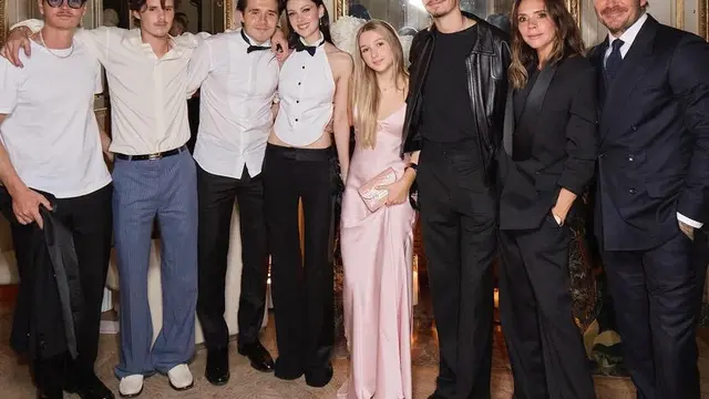 Anak dan Suami di Fashion Show Victoria Beckham di Paris. [@nicolaannepeltzbeckham]