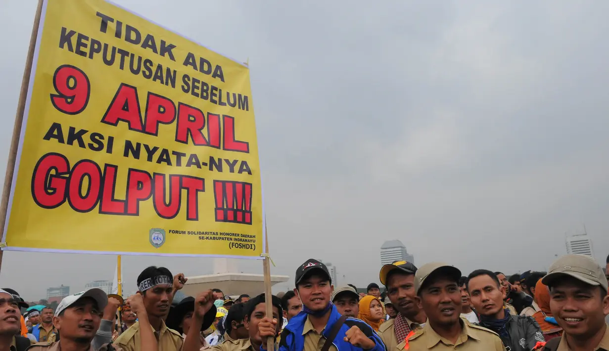 Mereka menuntut pemerintah mengangkat para honorer menjadi PNS tanpa seleksi. Jika tidak mereka mengancam golput pada pemilu 2014 (Liputan6.com/Herman Zakharia).