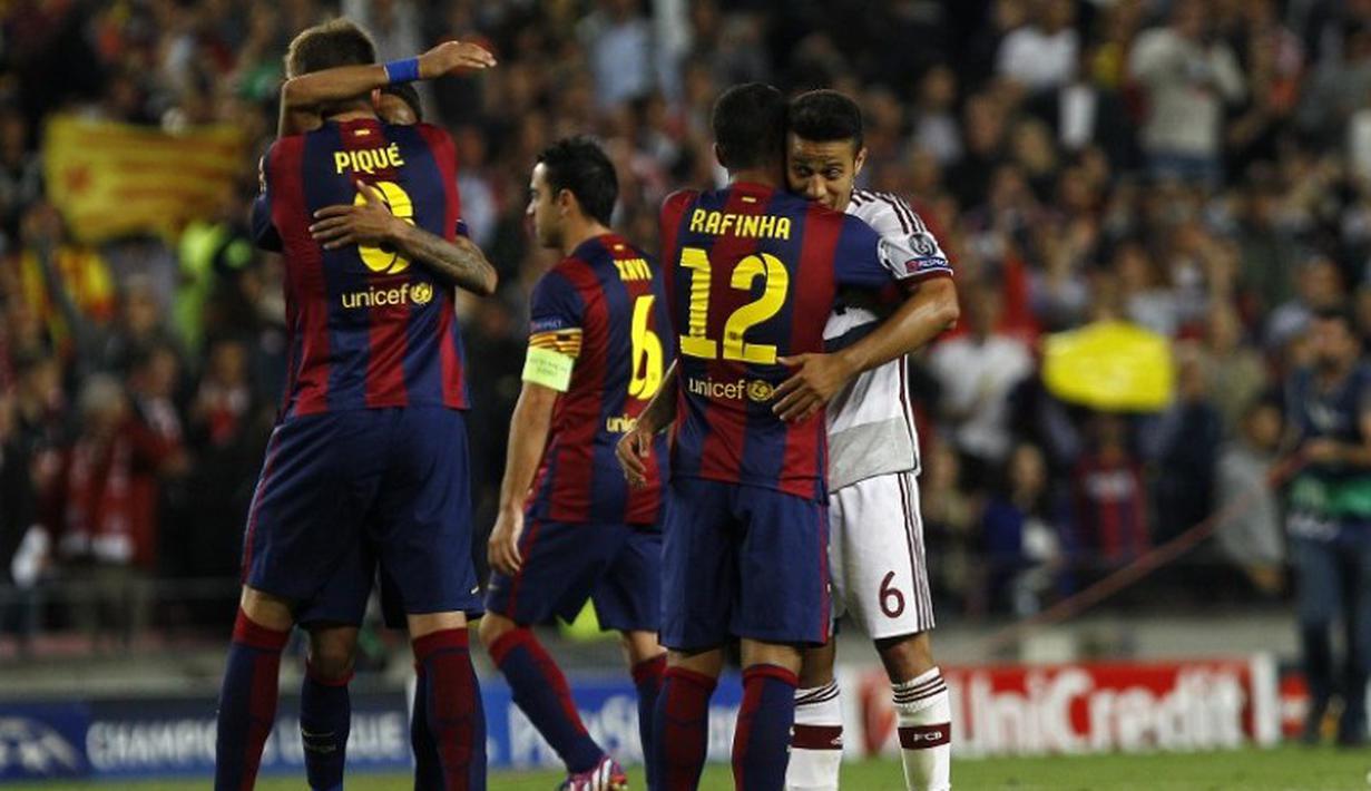 Kakak beradik yang bertarung di lapangan. Gelandang Barcelona, Rafinha, memeluk kakaknya yang gelandang Bayern Muenchen, Thiago Alcantara (kanan)) (AFP PHOTO/QUIQUE GARCIA)