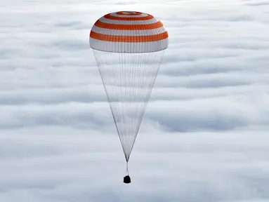 Pesawat kapsul Soyuz saat ingin mendarat di kota Dzhezkazgan, Kazakhstan , (2/3). Kondisi pesawat hangus setelah melawati Atmosfer bumi. (REUTERS / Kirill Kudryavtsev)