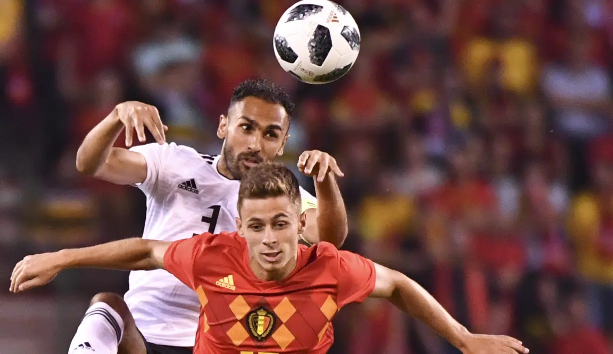 Duel pemain Belgia, Thorgan Hazard (depan) dan pemain Mesir, Ahmed Elmohamady pada laga uji coba di King Baudouin stadium, Brussels, (6/6/2018) waktu setempat. Belgia menang 3-0.(AP/Geert Vanden Wijngaert)