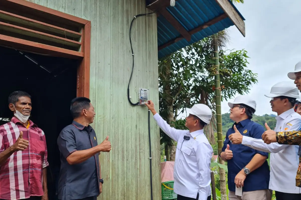 Saat Pelita Digantikan Bohlam, Transformasi Desa 3T di Bawah Cahaya Listrik