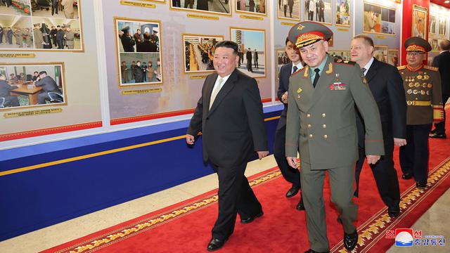 Pemimpin Korea Utara Kim Jong Un dan Menteri Pertahanan Rusia Sergei Shoigu
