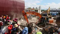 Sejumlah ekskavator dikerahkan untuk mencari korban gempa Aceh yang tertimbun reruntuhan bangunan, Aceh, Kamis (8/12). Tim SAR gabungan meyakini masih banyak korban gempa yang tertimbun reruntuhan. (Liputan6.com/Angga Yuniar)