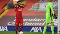 Penyerang Liverpool, Mohamed Salah merayakan gol yang dicetaknya melalui tendangan penalti ke gawang Leeds United pada pekan pertama Premier League di Stadion Anfield, Sabtu (12/9/2020). Mo Salah mencetak hattrick saat membawa Liverpool menang 4-3 atas Leeds United. (Shaun Botterill, Pool via AP)