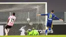 Pemain Verona, Andrea Favilli, mencetak gol ke gawang Juventus pada laga Liga Italia di Stadion Allianz, Minggu (25/10/2020). Kedua tim bermain imbang 1-1. (Tano Pecoraro/LaPresse via AP)