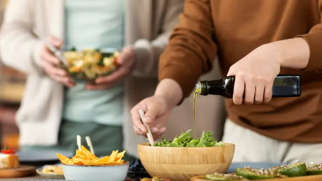 7 Cara Memilih Bumbu Salad yang Tidak Bikin Gemuk, Tetap Enak dan Sehat