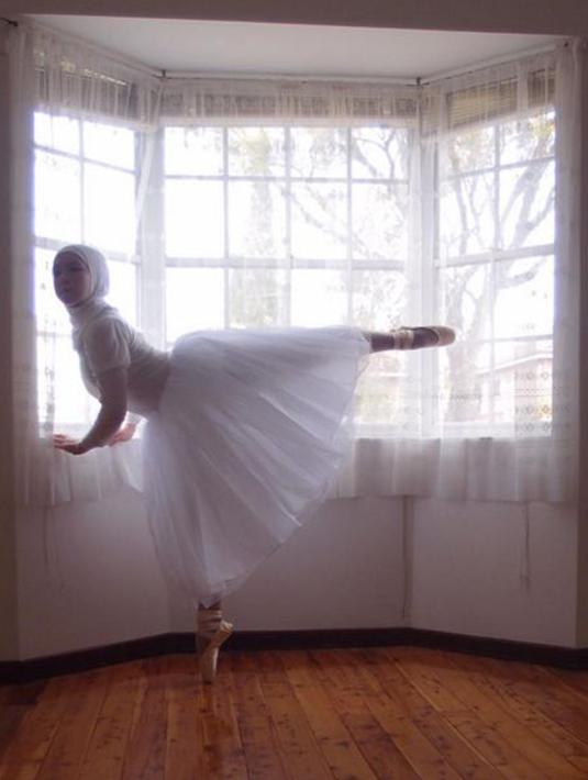 Terinspirasi dari beberapa perempuan berhijab yang bisa meniti karir masing-masing, perlahan impian Stephanie untuk tetap melanjutkan mimpinya di dunia balet mulai terwujud. (instagram.com/stephaniekurlow)