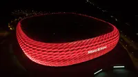 Keindahan lampu LED baru yang terpasang di Stadion Allianz-Arena, Jerman, Rabu (12/8/2015). Pemasangan lampu baru di markas klub Bayern Munchen bertujuan untuk menyambut bergulirnya Bundesliga musim 2015/2016. (EPA/Sven Hoppe)