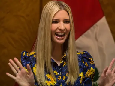 Penasehat Presiden AS Donald Trump, Ivanka Trump tertawa saat menghadiri pertemuan di pasar Bursa Saham Peru selama Pertemuan Bisnis Amerika III di Lima (12/4). Ivanka tampil cantik dengan busana biru bermotif kembang. (AFP Photo/Ernesto Benavides)