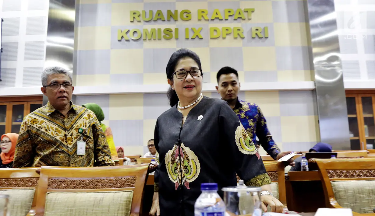 Menteri Kesehatan Nila F.Moeloek saat mengikuti Raker dengan Komisi IX DPR di Komplek Parlemen Senayan, Jakarta, Rabu (28/11). RUU Kebidanan membahas soal Pendidikan Kebidanan,Registrasi dan Izin Praktik Bidan, Hak dan Kewajiban.(Liputan6.com/Johan Tallo)