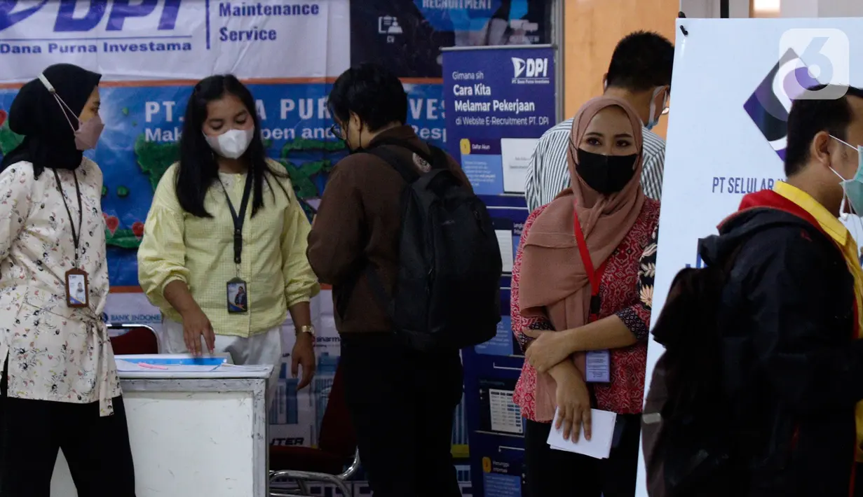 Pencari kerja mengunjungi salah satu stan perusahaan pada acara "Jakarta Job Fair" di Ratu Plaza, Jakarta, Senin (6/12/2021). Jakarta Job Fair tersebut di lima wilayah kota adminitrasi di Provinsi DKI Jakarta dari 6 hingga 14 Desember 2021. (Liputan6.com/Johan Tallo)