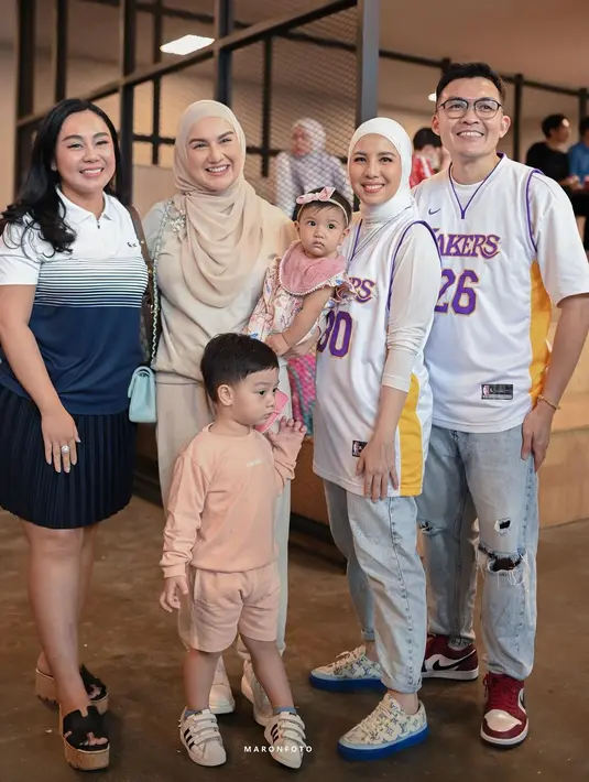 Hadir juga Irish Bella bersama dua anaknya. Seperti diketahui sang suami sedang berurusan dengan polisi terkait penyalahgunaan narkoba. [Instagram/tya_ariestya]