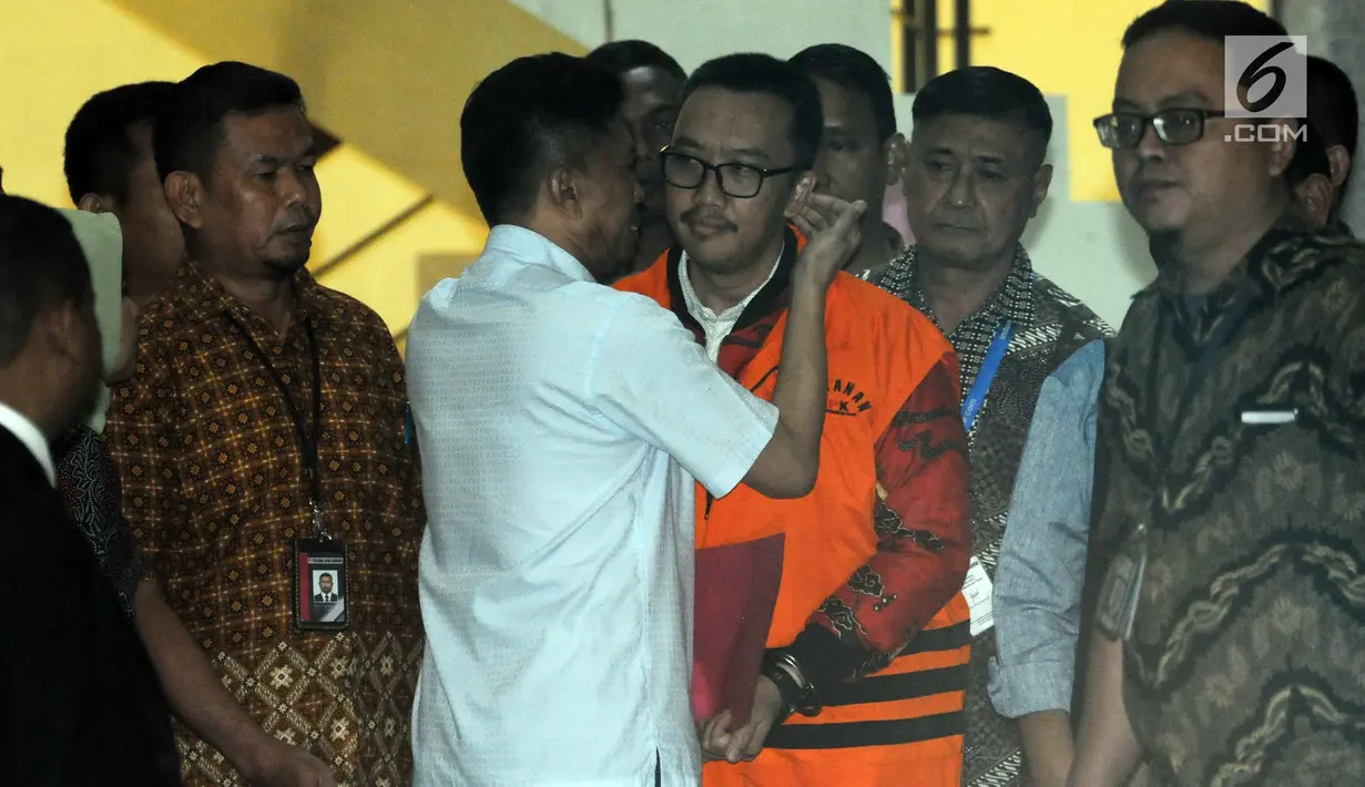 Mantan Menteri Pemuda dan Olahraga Imam Nahrawi mengenakan rompi tahanan usai pemeriksaan di gedung KPK, Jakarta, Jumat, (27/9/2019). Imam resmi ditahan setelah diperiksa sebagai tersangka dalam kasus dugaan suap dana hibah dari pemerintah terhadap KONI melalui Kemenpora. (merdeka.com/Dwi Narwoko)