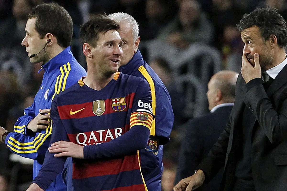 Barcelona Tutup Tahun Dengan 4 Gol dan Pamer Trofi