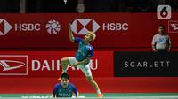 Pebulu tangkis ganda putra Indonesia Kevin Sanjaya/Marcus Gideon saat melawan pebulu tangkis ganda putra China Liu Yu Chen/Ou Xuan Yi pada babak 16 besar turnamen Daihatsu Indonesia Masters 2023 di Istora Senayan, Jakarta, Kamis (26/1/2023). The Minions gagal lolos ke babak selanjutnya karena memutuskan untuk mundur atau retired pada set ketiga akibat cedera yang dialami Marcus Gideon saat ganda China unggul dengan skor 19 - 21, 21-8, dan 11-6. (Liputa6.com/Herman Zakharia)