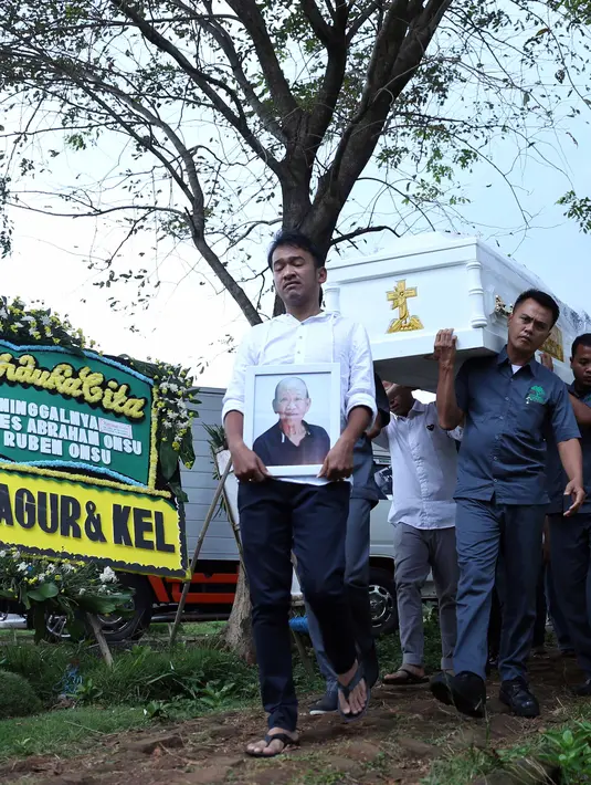 "Sampai bertemu, pa!" kata Ruben Onsu di samping pusara ayahnya, Johanes Abraham Onsu di TPU Pondok Ranggon, Jakarta Timur, Rabu (1/2).  Sebelas tahun silam, Ruben ditinggal ibundanya untuk selama-lamanya. (Nurwahyunan/Bintang.com)